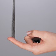 0.03mmの薄さで頭皮と一体化させる「ヘアコンタクト」