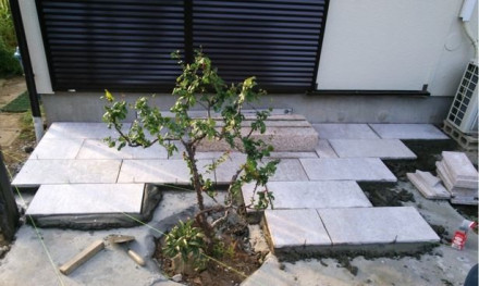 レンガなどの石張りで高級感と重厚感のあるお庭にしませんか？