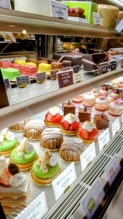 ケーキはどれも高級感があり食べるのがもったいないくらいのアーティスティックな作品です