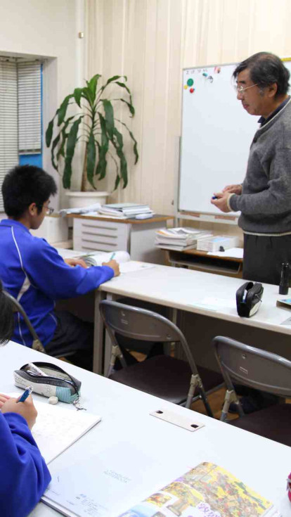 生徒一人一人と向き合い、明るく楽しい雰囲気の中、自主的に学習する能力を鍛えます!