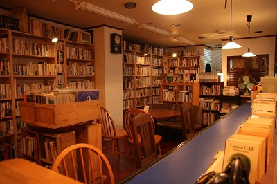 【千葉市】 雑然と積まれた本や古道具からお気に入りを発掘して「MOONLIGHT BOOKSTORE」