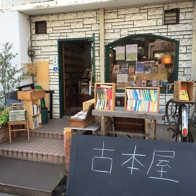 【千葉市】 雑然と積まれた本や古道具からお気に入りを発掘して「MOONLIGHT BOOKSTORE」