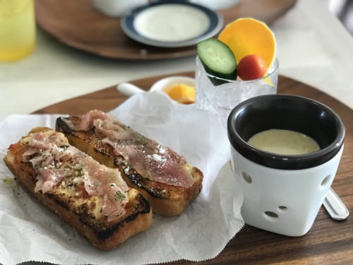 「Emi cafe&restaurant ICHINOMIYA」ピザパンランチ（1000円）バーニャカウダー付き