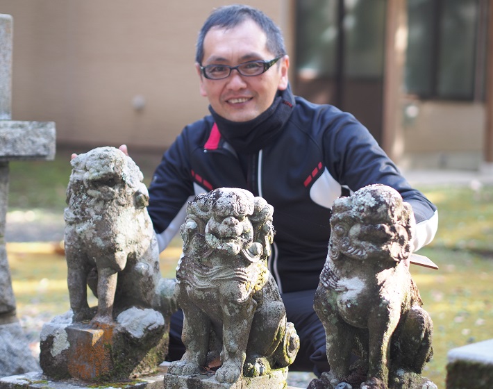 自転車で狛犬巡りをする山本さん