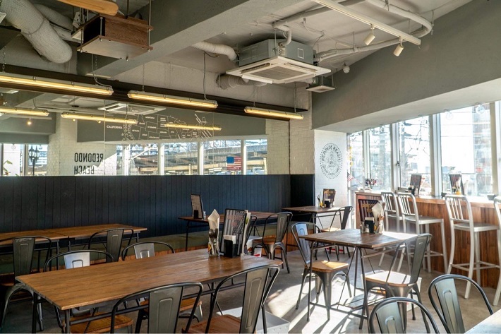 スタイリッシュなレドンドビーチの店内