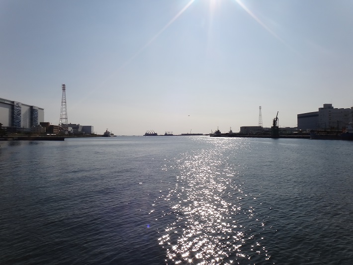 海老川の終点から東京湾を望む