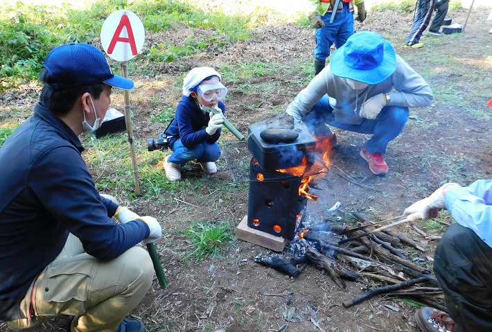 炭焼き体験の様子