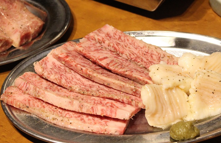 千葉市中央区焼肉商事のハラミとホルモン。臭みのないおいしさ