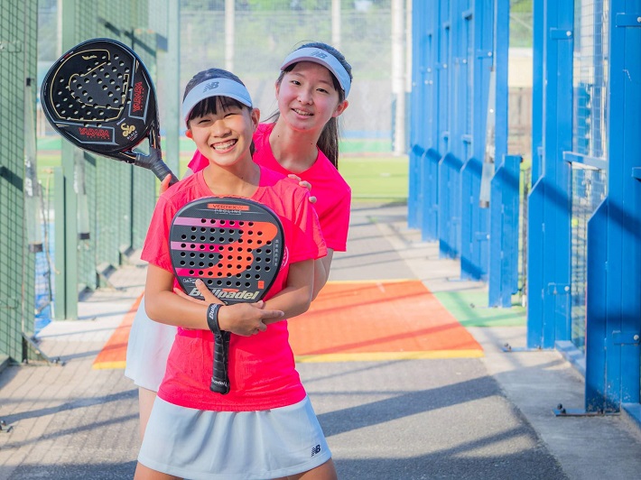 内海和心さん（前）と遠藤りろさん（後）