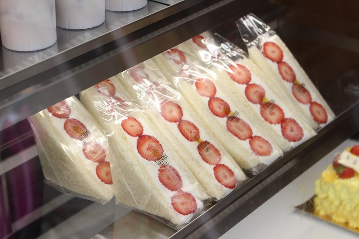 ケーキのようにショーケースに並ぶCODAMAのフルーツサンド