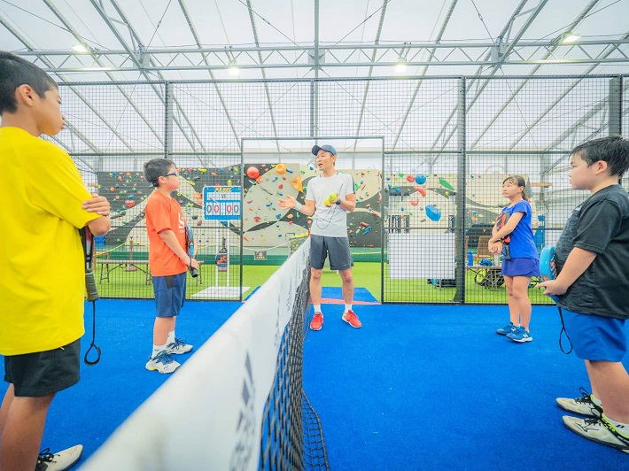 子ども達に指導する平田さん