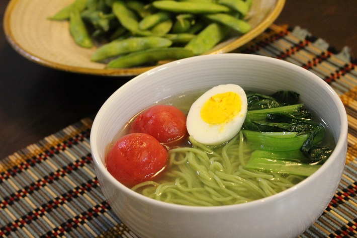 小松菜ラーメンのトッピングに小松菜を