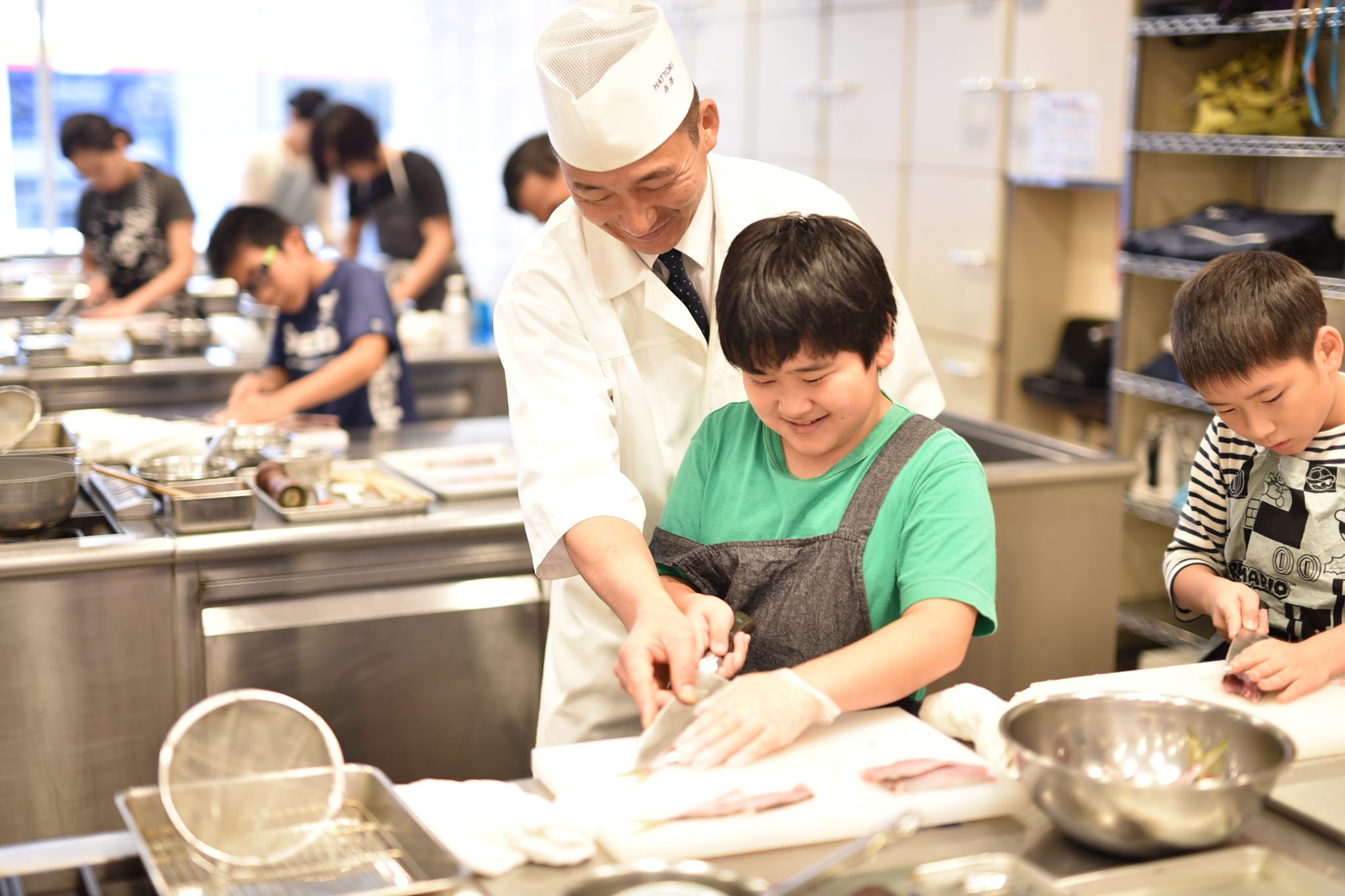 生の魚を初めて触るというお子さんにも貴重な機会に