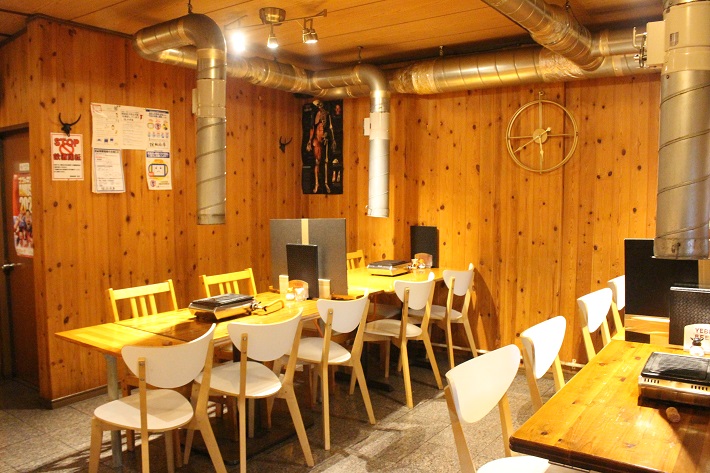 千葉市中央区の焼肉商事のウッディな店内
