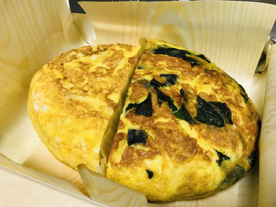 厚焼き玉子専門店たまやの厚焼き玉子のプレーンとワカメのハーフサイズ