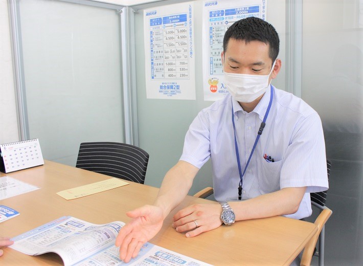 県民共済についてわかりやすく説明をする山本さん