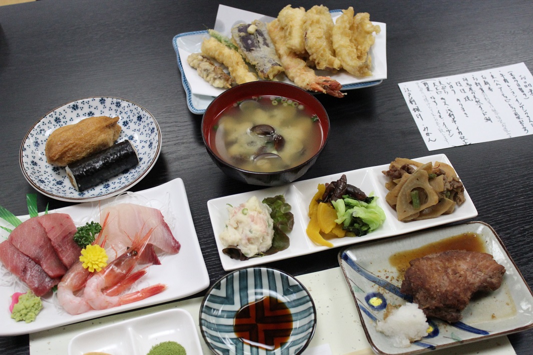 浦安乗合屋形船で食べられる天ぷらと刺身と寿司とみそ汁