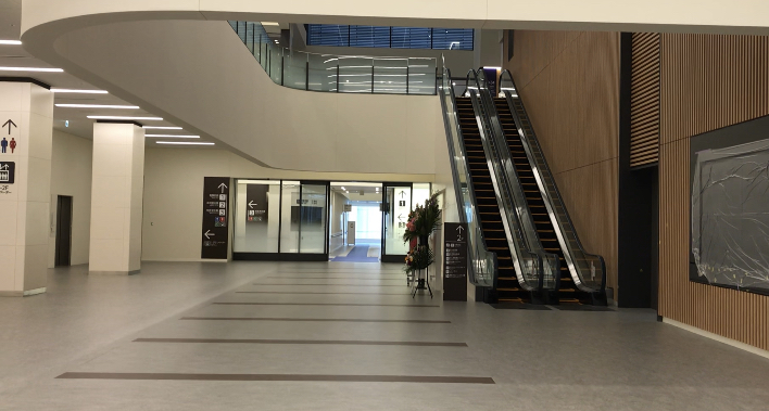 院内エスカレーター前