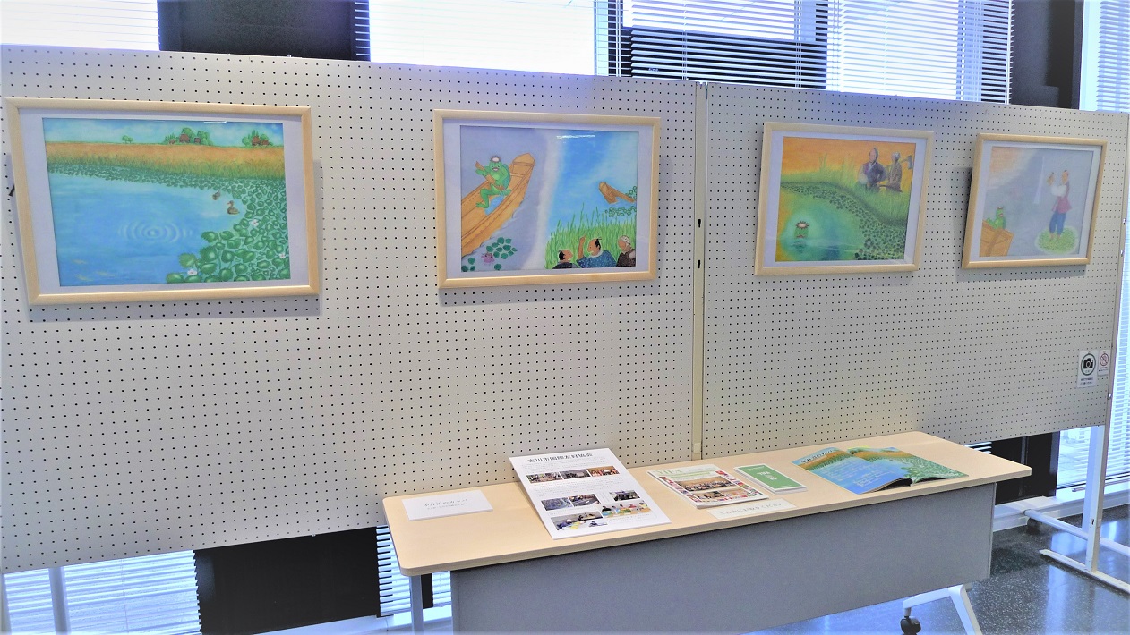 2021年3月に吉川市役所で開かれた『吉川むかしばなし』第2集原画展の様子