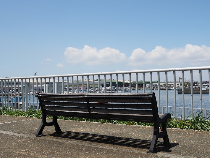 親水公園のベンチ
