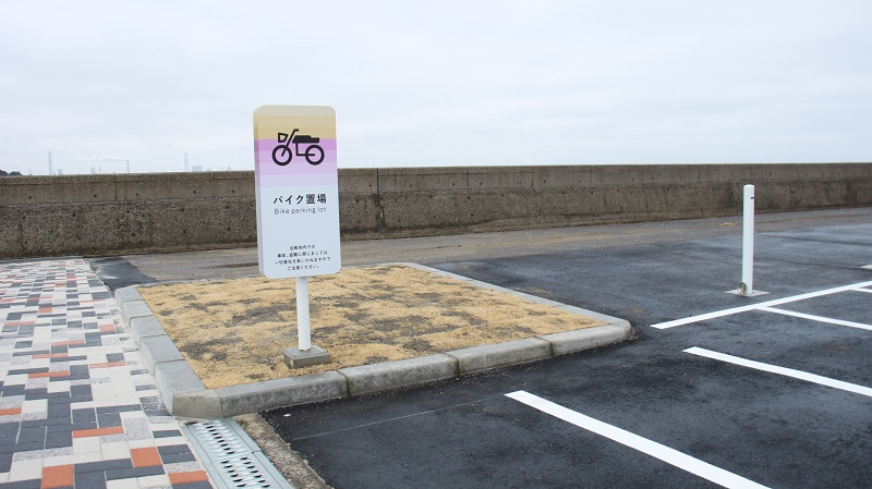 鳥居崎海浜公園のバイク駐車場