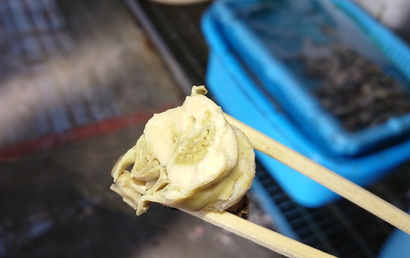 貝柱とワタを一緒に食べるとまた違った味わいが感じられる