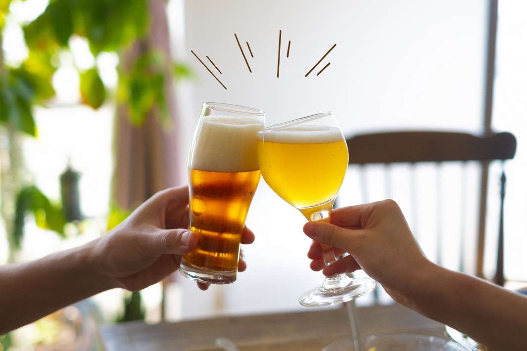 クラフトビールを入れたグラスで乾杯