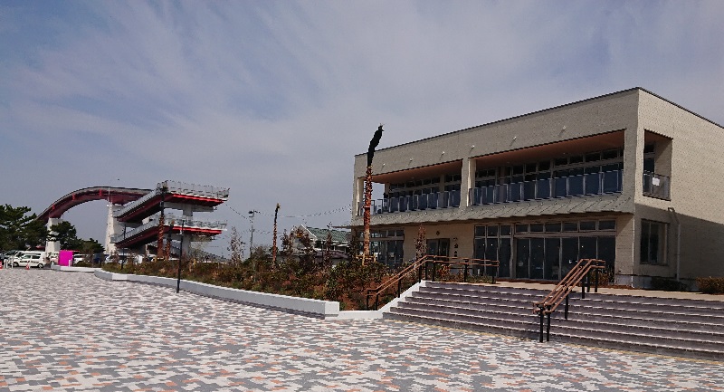 以前市営プールがあった場所にオープンした鳥居崎海浜公園内の店舗建物