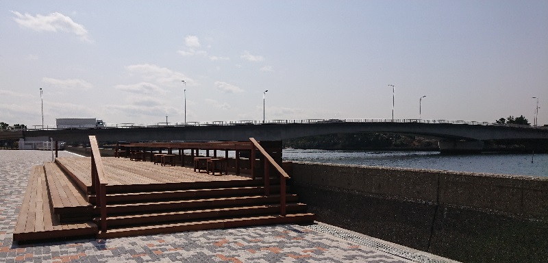 海に面したテラス席「Lovers Terrace(ラバーズテラス)」