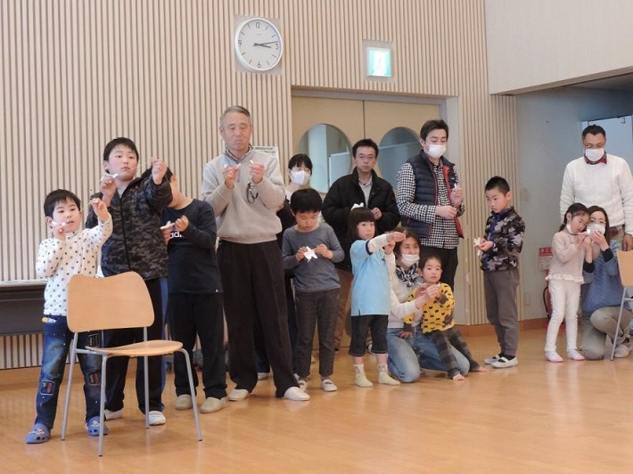 紙飛行機を飛ばそう