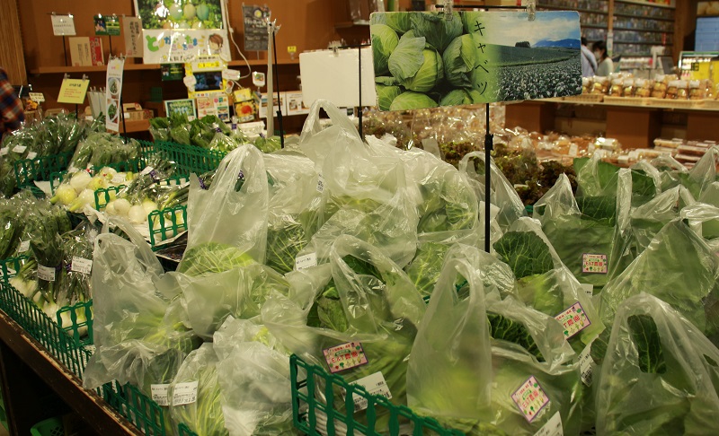 道の駅うまくたの里に並ぶ地元契約農家の野菜や果物