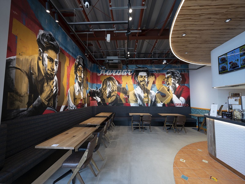 アートが楽しめる空間づくりが行われている鳥居崎海浜公園の店舗内観