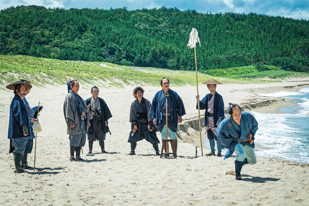 映画『大河への道』で測量を行う伊能隊