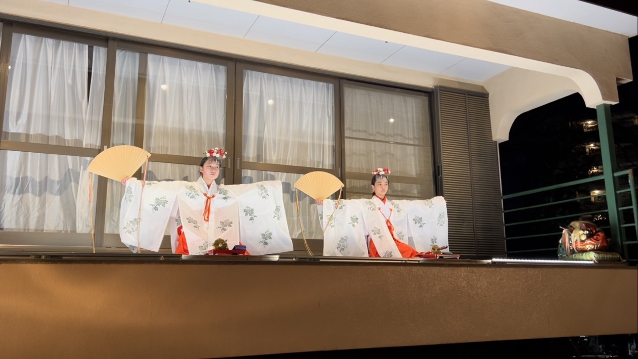 我孫子市香取神社の巫女舞に向け稽古する５歳と８歳の巫女さん姉妹