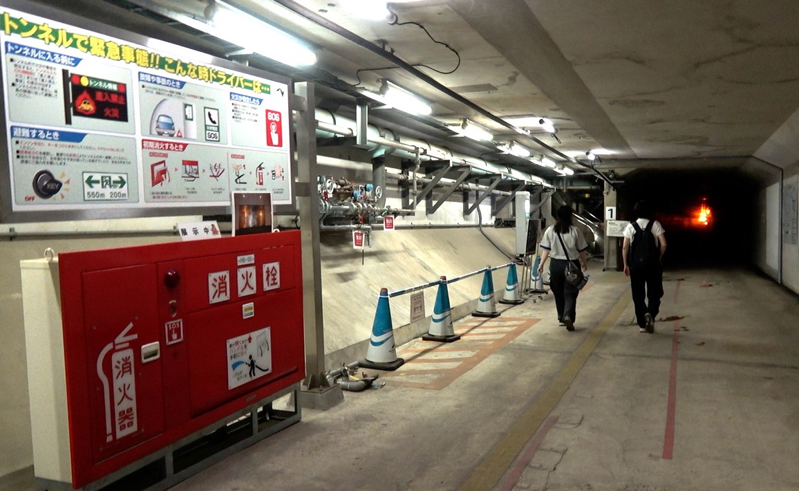 東京湾アクアラインの緊急避難通路