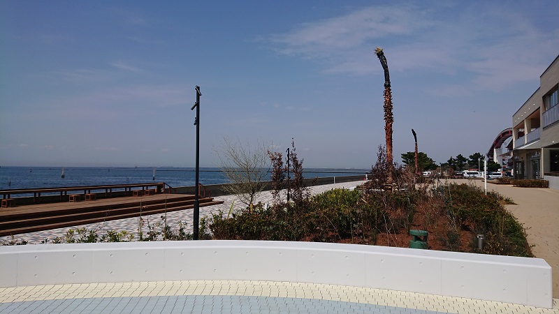 鳥居崎海浜公園の夕陽や富士山を望める海辺に設けられたテラス席