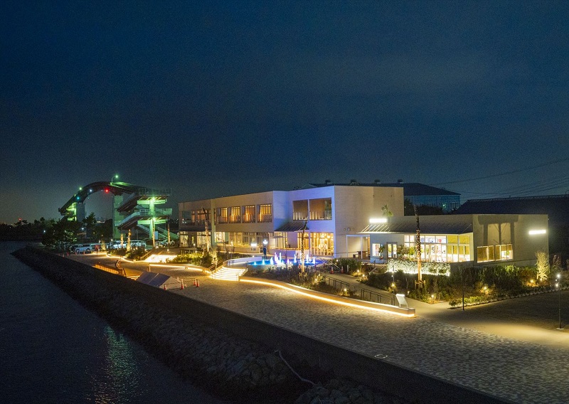 ライトアップされた鳥居崎海浜公園内
