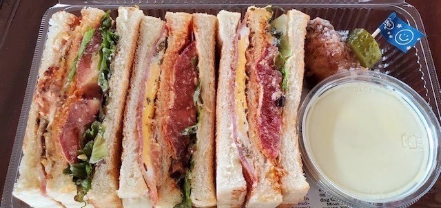 ジン＆ビターズのアメリカンクラブサンドイッチ