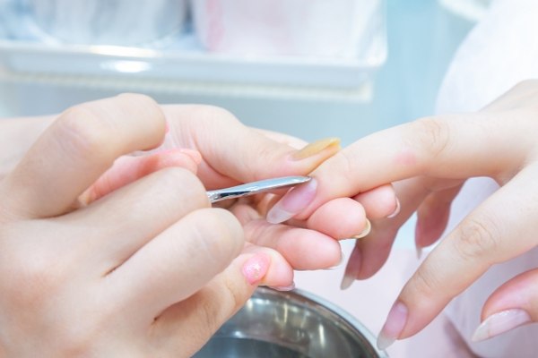 ネイルサロンでの甘皮処理