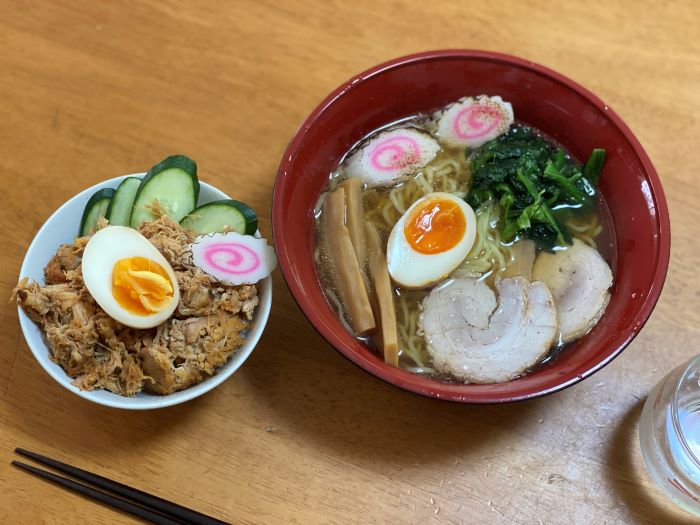就労継続支援施設B型「ネコパス」のラーメンとチャーシュー丼