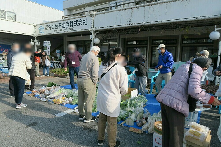 地元の新鮮野菜も多く並ぶ