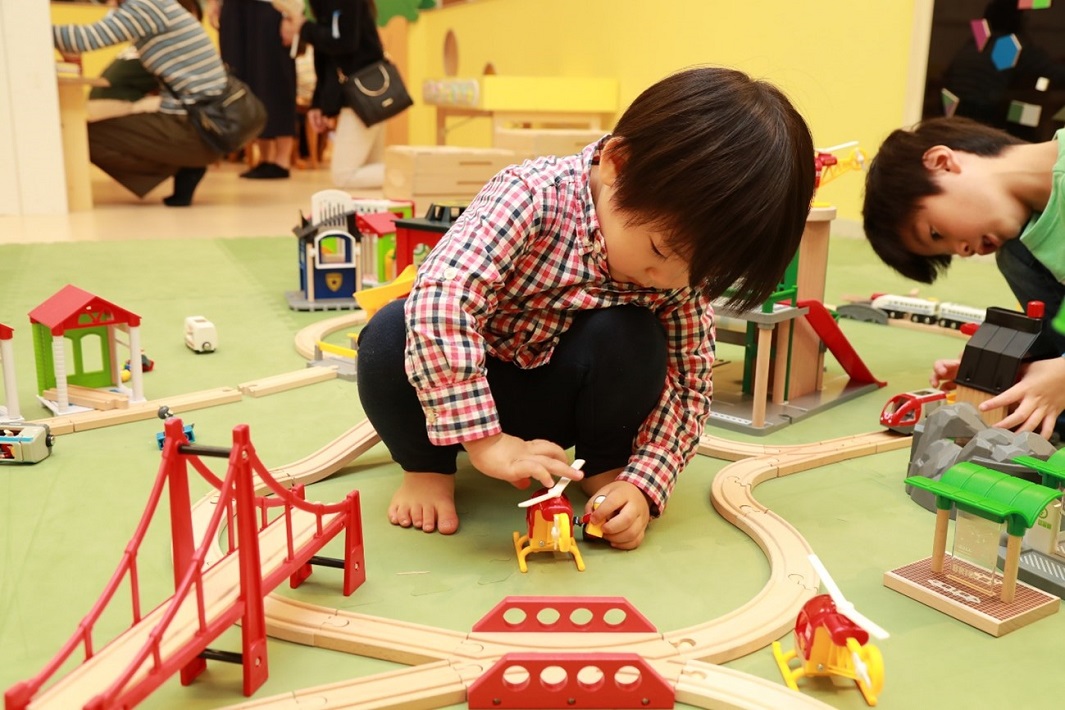 遊び方自在なおもちゃ木製レール「BRIO」