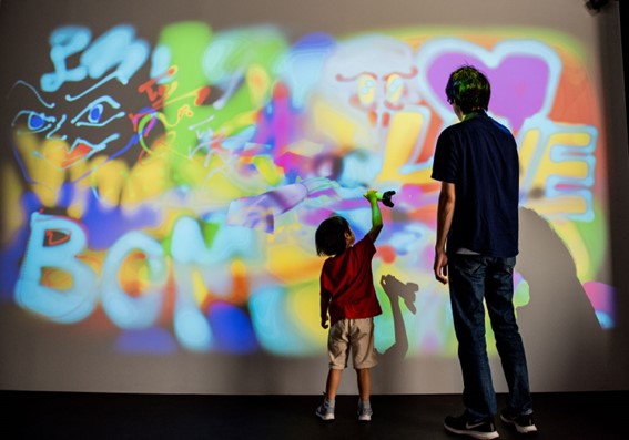 室内の壁を使ったデジタル落書き「SPRAY PAINTING」