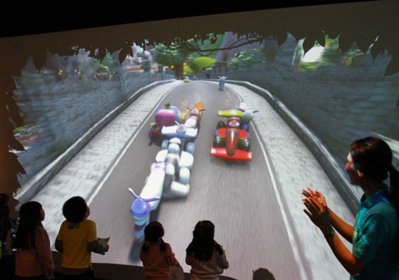 室内の壁に投影されたお絵かき3Dレーシング「SKETCH RACING」