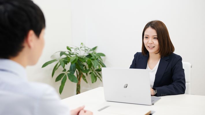 お客様の相談を聞くアルバリンクの萩永さん