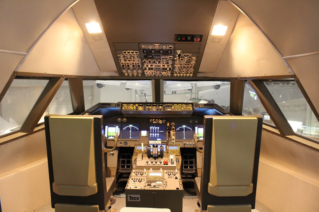 747-400のコックピット内での操縦体験は子どもに大人気