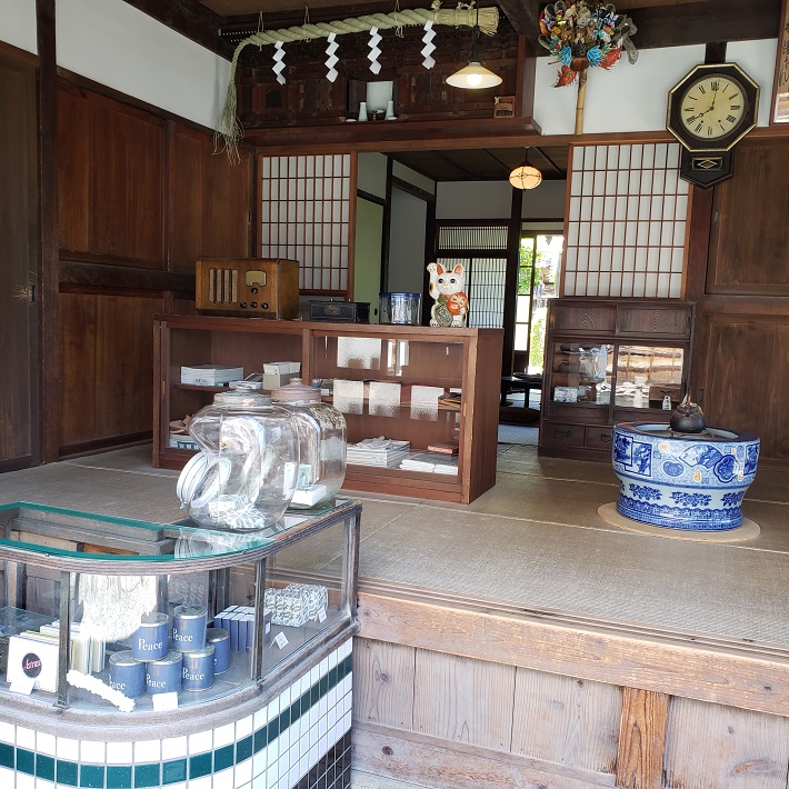屋外展示のたばこ屋さんは室内に入れるので子どもの遊び場に