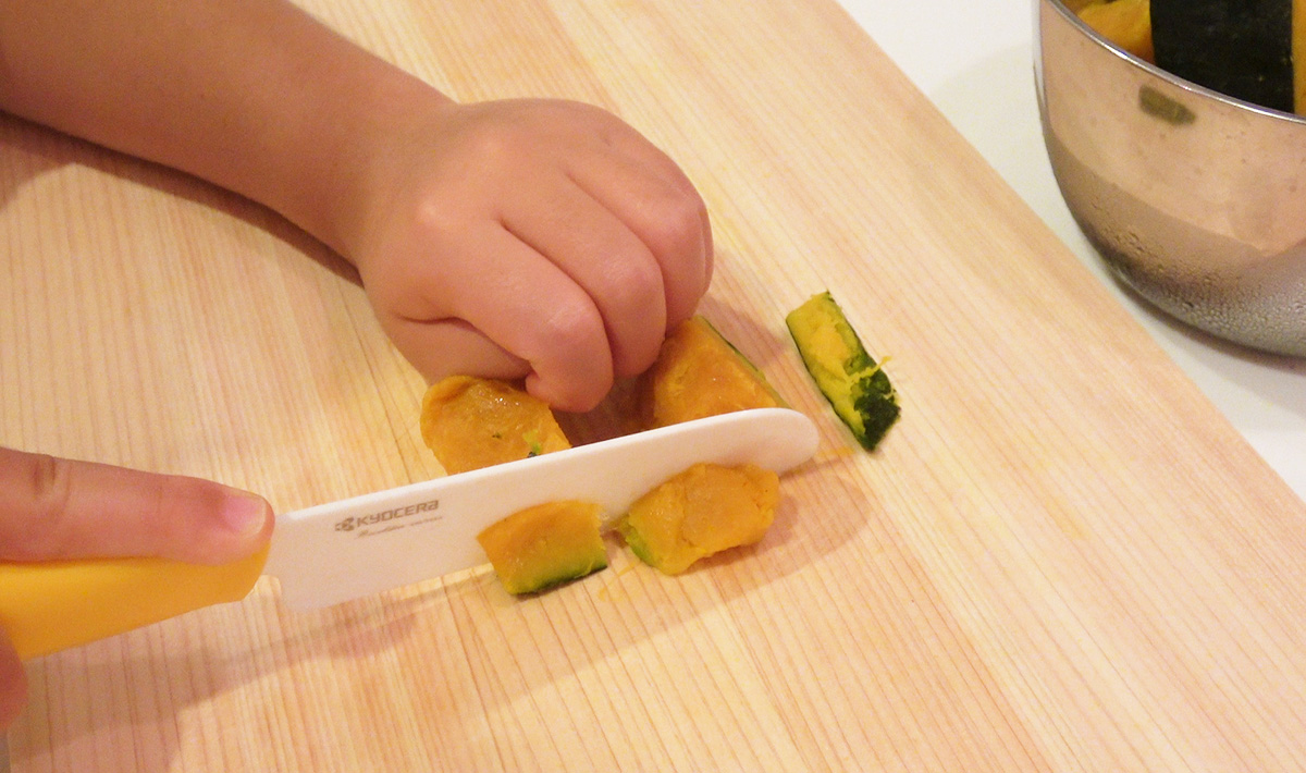 カボチャは1cm角にカットする(今回は冷凍カボチャを使用しました)