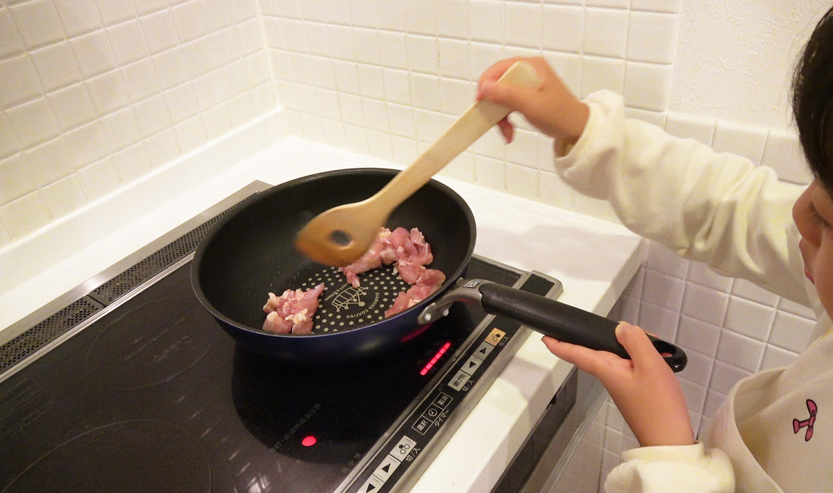 鶏肉を油で炒める