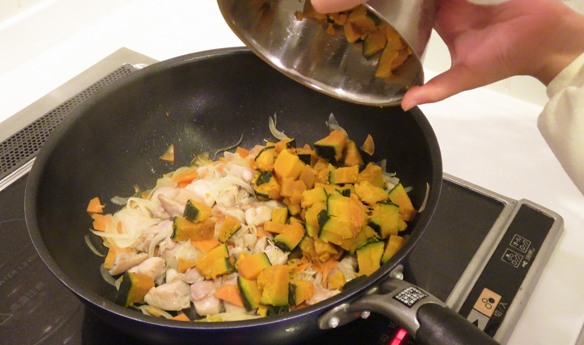 カボチャ、ニンジン、タマネギも入れ さっと炒める